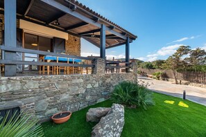 Outdoor dining - VILLA MALV: villa with swimming pool and convenient to the Pelosa beach
 (Stintino)