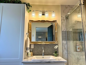 Articles de toilette gratuits, sèche-cheveux, peignoirs