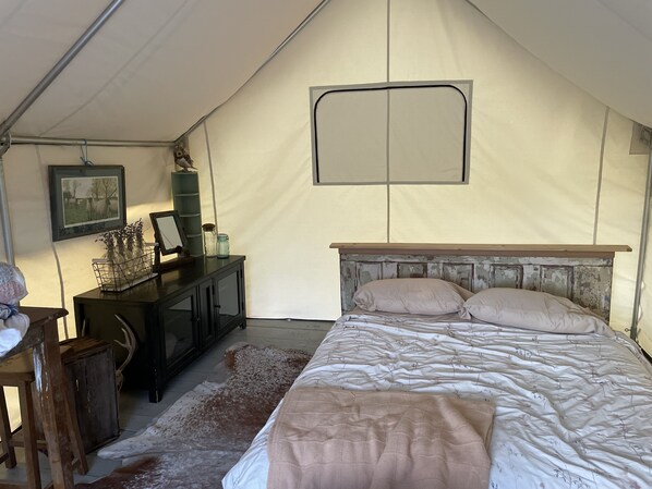 1 bedroom, bed sheets