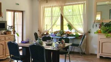 Café da manhã completo todos os dias (RON 40 por pessoa)