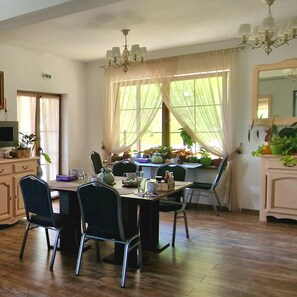 Daily full breakfast (RON 40 per person)