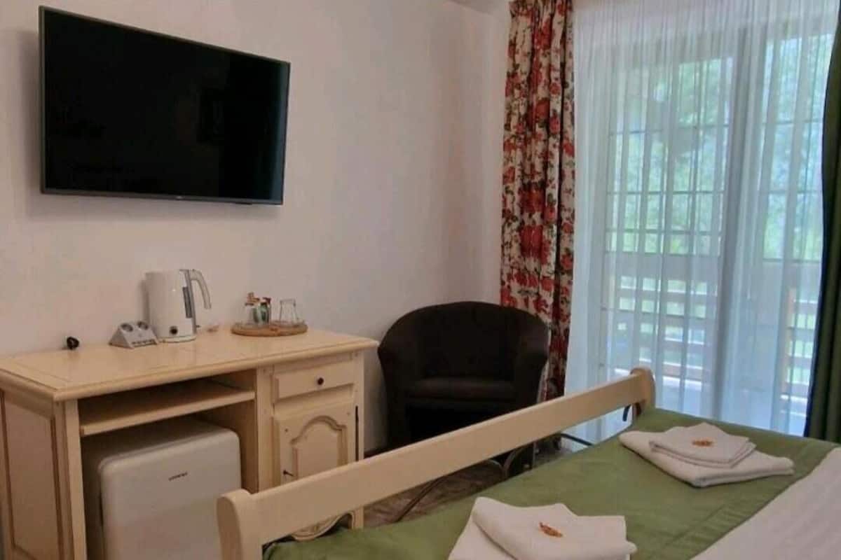 Habitación superior, 1 cama de matrimonio grande, accesible en silla de ruedas, vistas al jardín | 1 dormitorio, caja fuerte, escritorio