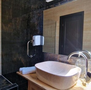 Superior Room, 1 King Bed, Mobility Accessible, Garden View | Bathroom | Free toiletries, hair dryer, slippers