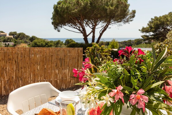 Outdoor dining - Photinia, mobile home with sea view (Hyères)