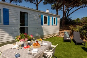 Outdoor dining - Photinia, mobile home with sea view (Hyères)