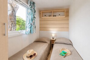 2 bedrooms, iron/ironing board - Photinia, mobile home with sea view (Hyères)