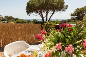 Outdoor dining - Photinia, mobile home with sea view (Hyères)