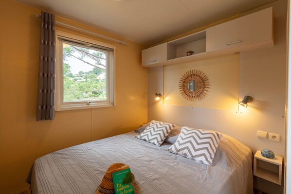 2 bedrooms, iron/ironing board