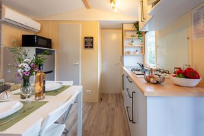 Coffee/tea maker, fridge, microwave, stovetop