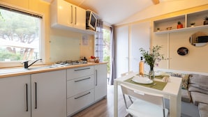 Coffee/tea maker, fridge, microwave, stovetop - The Arbousier, cosy mobile home with sea view (Hyères)