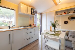 Coffee/tea maker, fridge, microwave, stovetop
