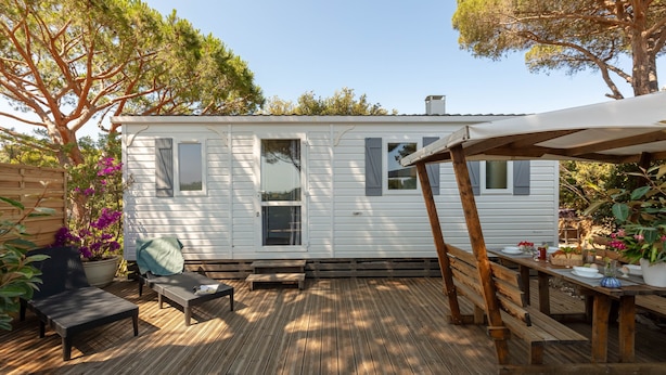 Outdoor dining - The Arbousier, cosy mobile home with sea view (Hyères)
