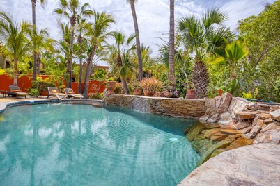 Beachfront Estate Sleeps 12!! Walk everywhere in Los Barriles with pool & spa