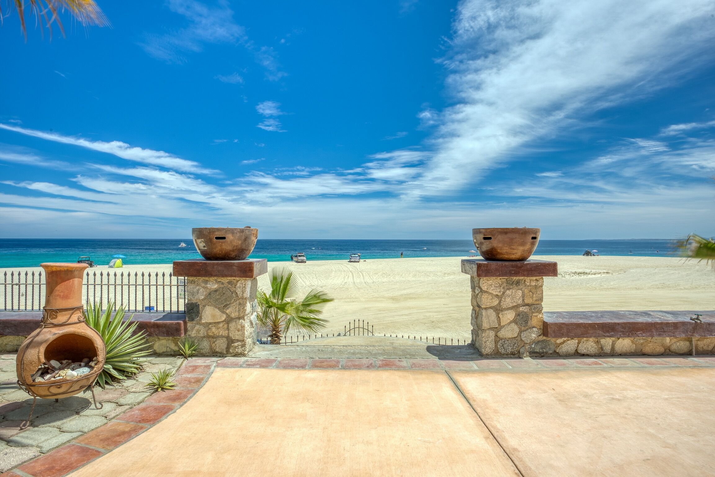 Plage, chaises longues, serviettes de plage
