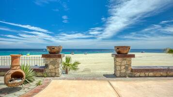 Plage, chaises longues, serviettes de plage