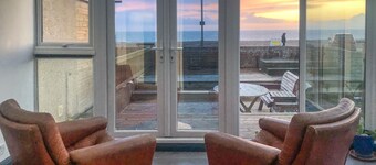 Sunset beach house, right on the seafront