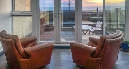 Sunset beach house, right on the seafront