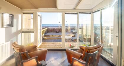 Sunset beach house, right on the seafront