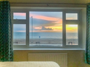 Interior - Sunset beach house, right on the seafront (Seaford)