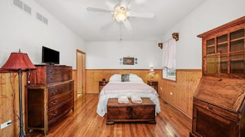 3 bedrooms, desk, iron/ironing board, travel crib