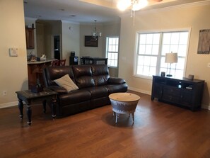 Living area - Cozy Home Nestled on Blythe Island (Brunswick)