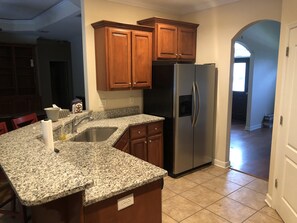 Private kitchen - Cozy Home Nestled on Blythe Island (Brunswick)