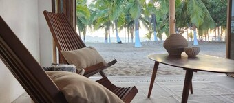 Cozy and private beachfront cottage