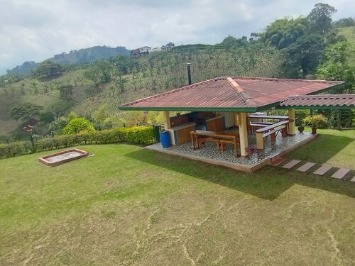 Cozy country house with 4 bedrooms, pool, kiosk and patio area