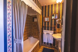 The Library | Baño | Secador de pelo, albornoces, zapatillas y toallas