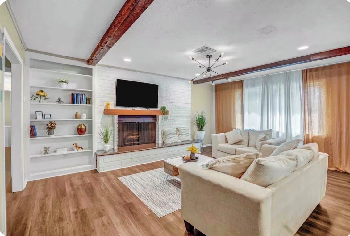 Southern Livings-pool-4brs-6beds-entertainment Room-courtyard-on Bellairehouston - Alief - Houston