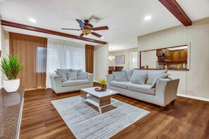 スマートテレビ、暖炉、Netflix、テーブルサッカー台