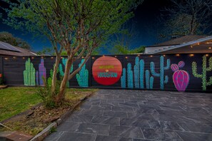 Property grounds - Southern livings 4Brs home near shopping,dining, golf, park,  Houston Downtown. (Houston)