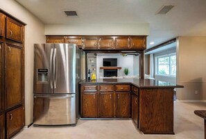 Fridge, microwave, oven, stovetop - Southern livings 4Brs home near shopping,dining, golf, park,  Houston Downtown. (Houston)