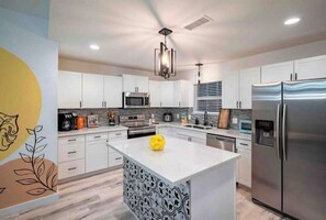 冷蔵庫、電子レンジ、オーブン、コンロ