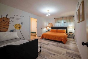 4 室のベッドルーム、デスク、アイロン / アイロン台、WiFi (無料)