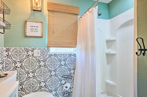 Articles de toilette gratuits, sèche-cheveux, serviettes fournies