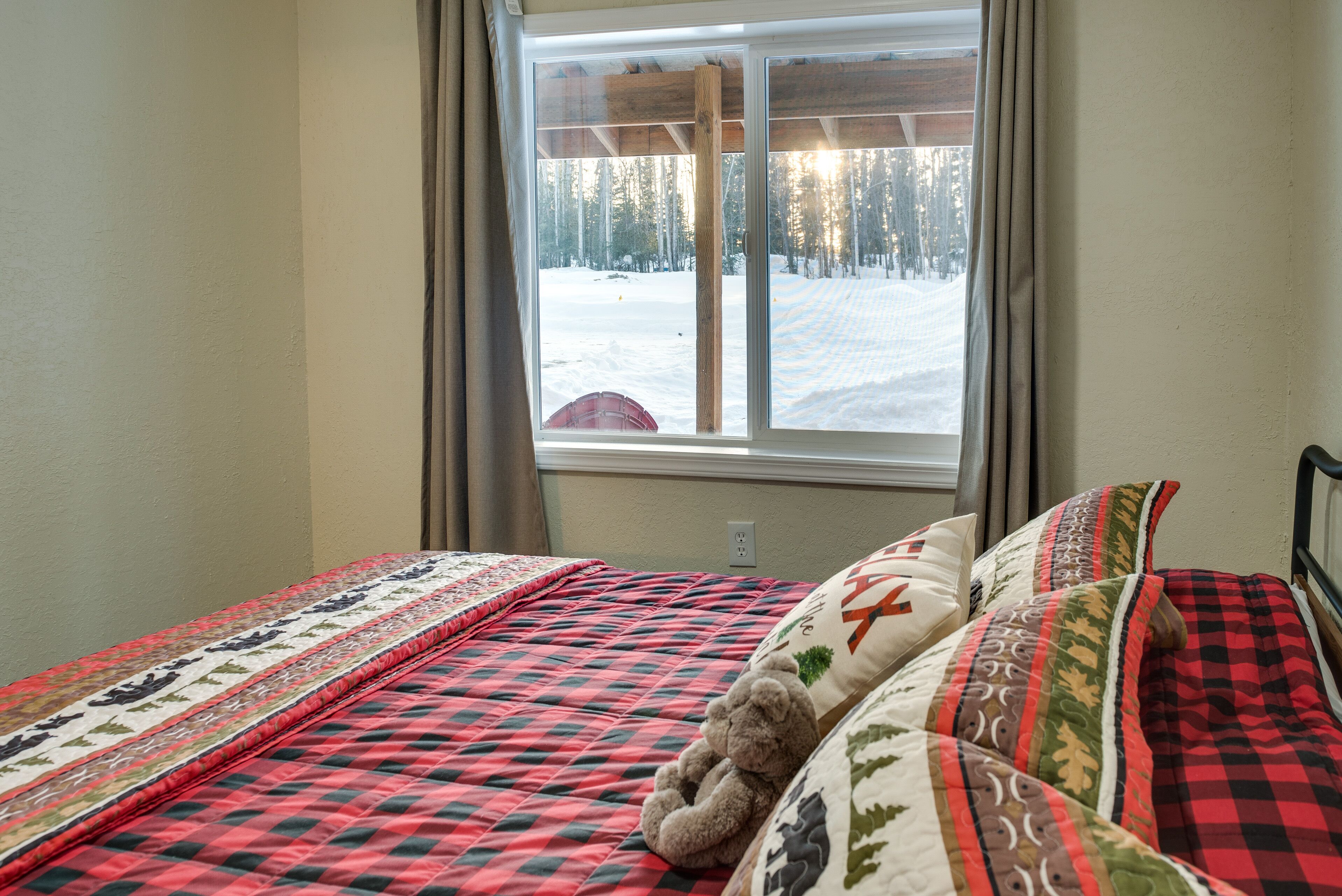 2 bedrooms, desk, WiFi, bed sheets