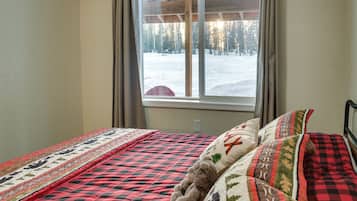 2 bedrooms, desk, WiFi, bed sheets