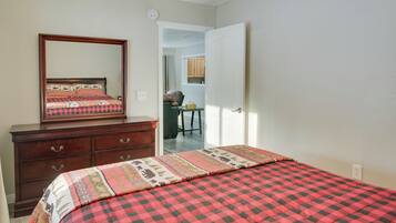 2 bedrooms, desk, free internet, bed sheets