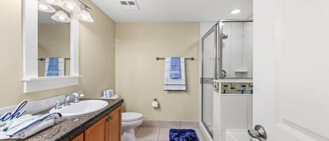 吹风机、毛巾、肥皂、洗发水