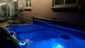 Tina de hidromasaje al aire libre