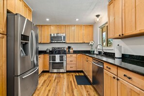 冷蔵庫、電子レンジ、オーブン、コンロ