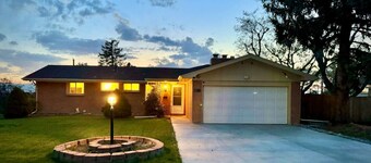 Spectacular Mountain View in Centennial - Hot Tub, Fire Pit & EV Charger