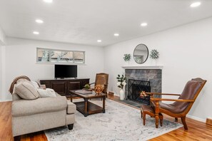 Smart-tv, eldstad, bordsfotboll och böcker