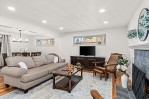 Smart-tv, eldstad, bordsfotboll och böcker