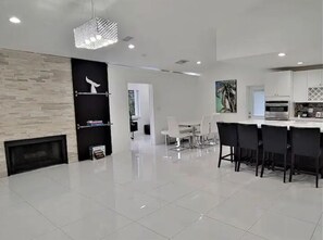 Dining - Renovated 3 Bedroom +DEN /2 bath Heated POOL House (Coral Springs)