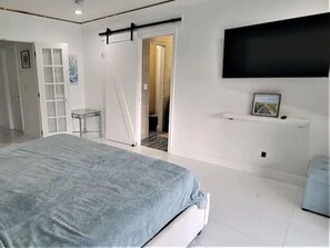 4 bedrooms, desk, iron/ironing board, travel cot