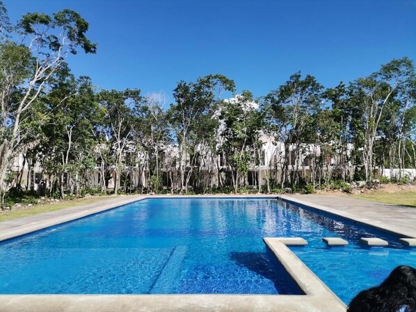 Una piscina al aire libre