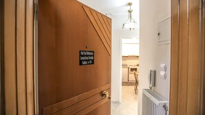 Entrada de hotel com placa indicando 'Del Sol Meteora Luxurious Family Suites #5'.