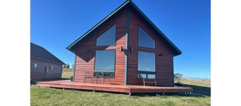 Great family retreat with scenic mountain views - minutes to town!